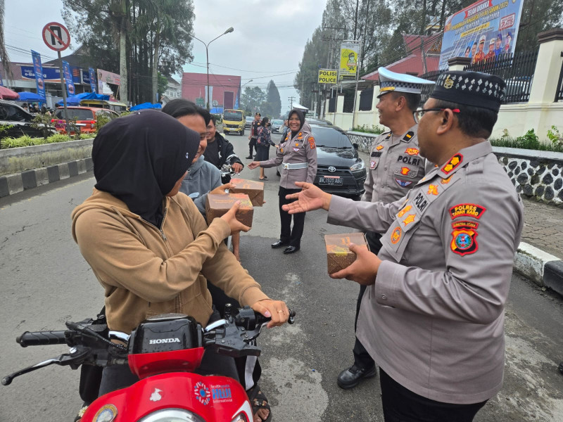 Untuk Mempererat Silaturahmi, Kapolres Tanah Karo AKBP Eko Yulianto Bagikan Takjil Kepada Masyarakat