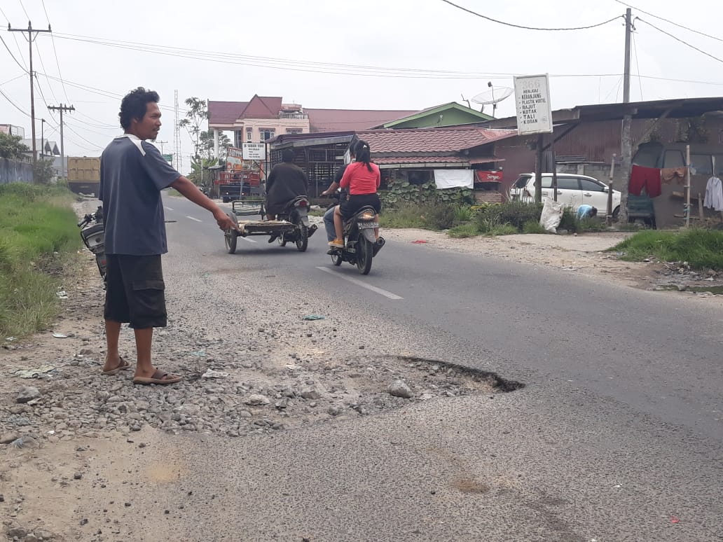 Potret Jalan Rusak Persisnya di Udara Ujung Menuju Gurusinga Tepatnya di Gudang Sentosa