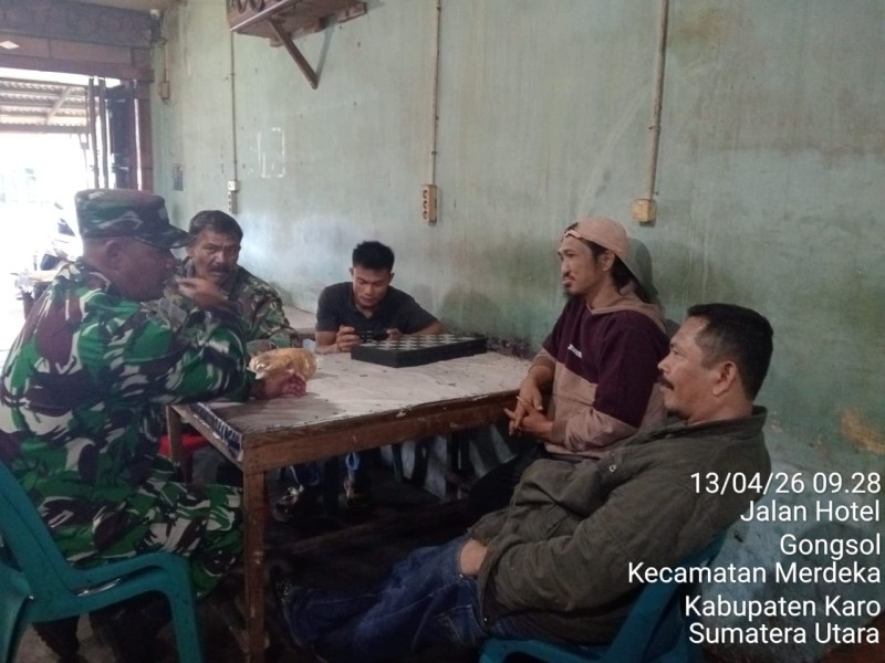 Komsos Dengan Warga, Babinsa Koramil 04/SE Juga Rutin Pantau Wilayah Binaan