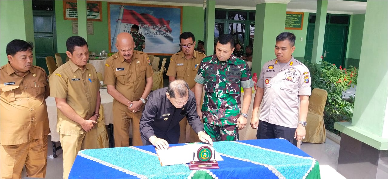 Bupati Karo - Dandim Tanda Tangan Naskah Pelaksanaan Progam TMMD ke-107 Kodim 0205/TK