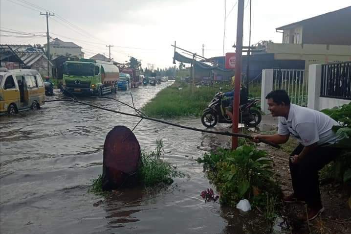Hujan, Jalan Jamin Ginting (Berastagi - Kabanjahe) Terendam Air Setinggi Lutut Orang Dewasa