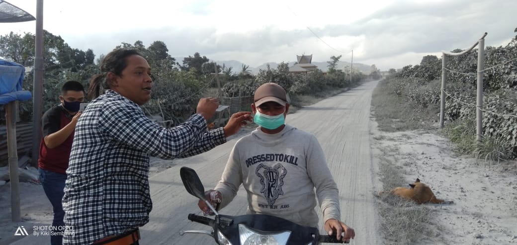 Anggota DPRD Karo Korindo Bagikan Masker ke Masyarakat Terdampak Erupsi Gunung Sinabung