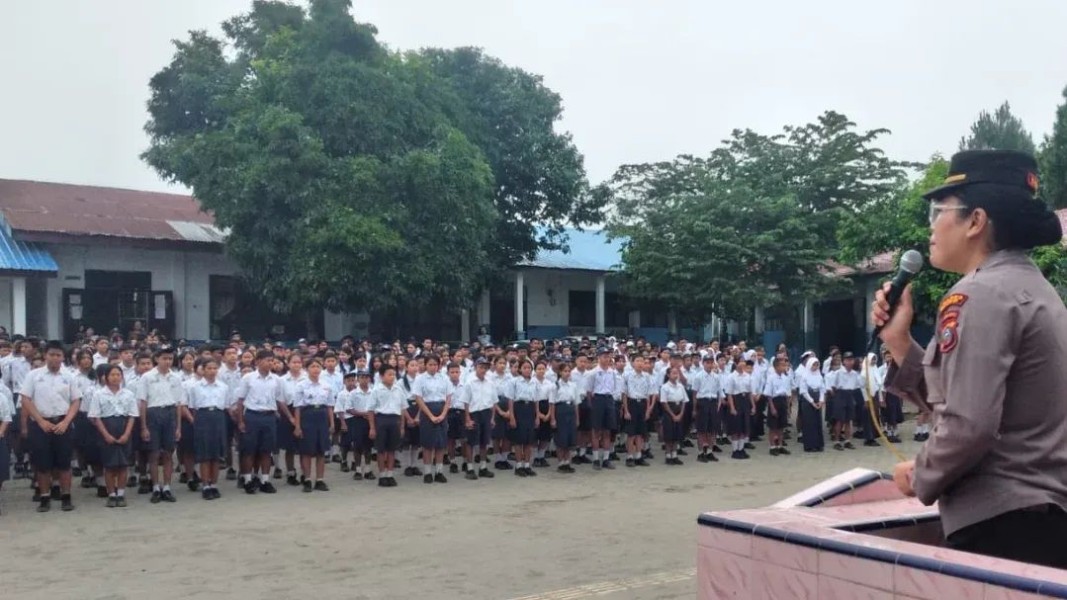 Kasat Binmas AKP Taruli Silalahi Sampaikan Pesan Moral dan Motivasi Belajar Kepada Siswa siswi SMPN 2 Kabanjahe