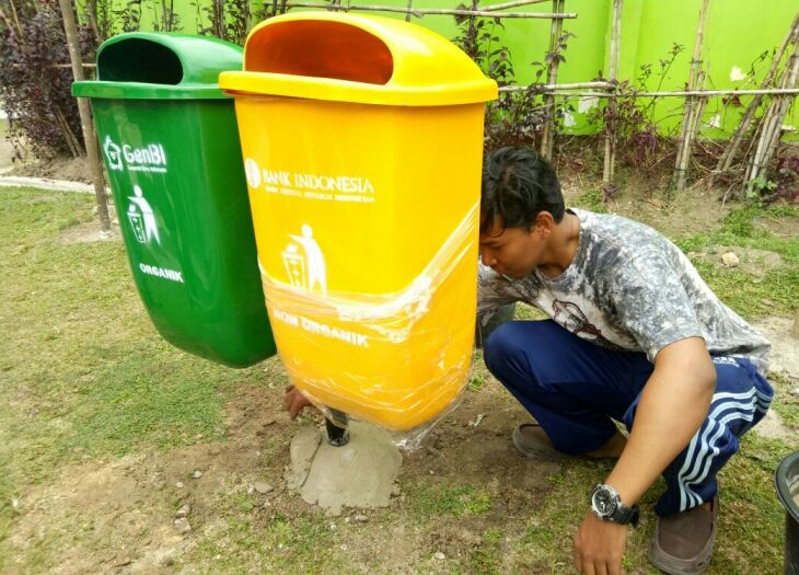 Gerakan GenBi Tentang Indonesia Bersih, Pasang Tong Sampah di RTH Kacang Mayang