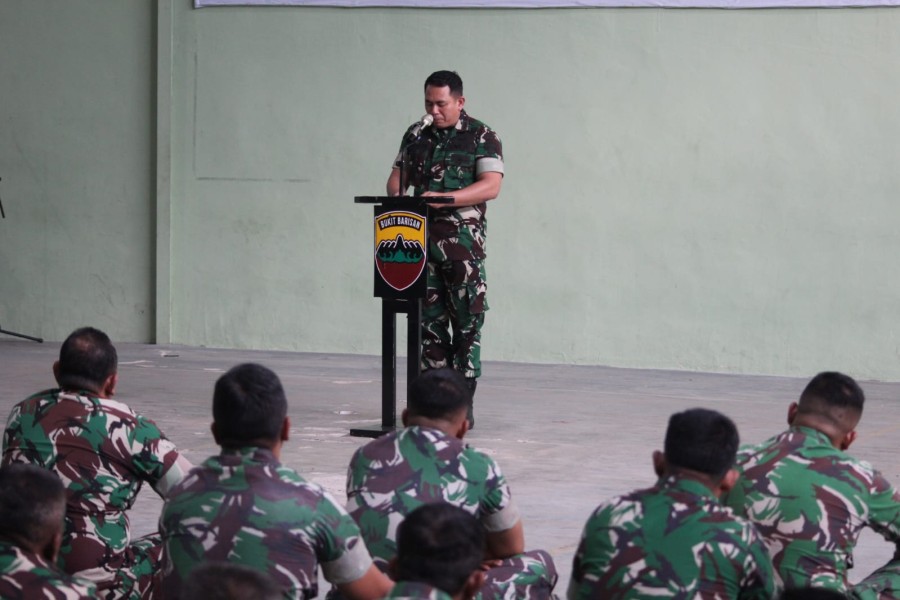 Wujud Kepedulian Pimpinan, Dandim 0205/Tanah Karo, Letkol Inf Robert Panjaitan Berikan Jam Komandan