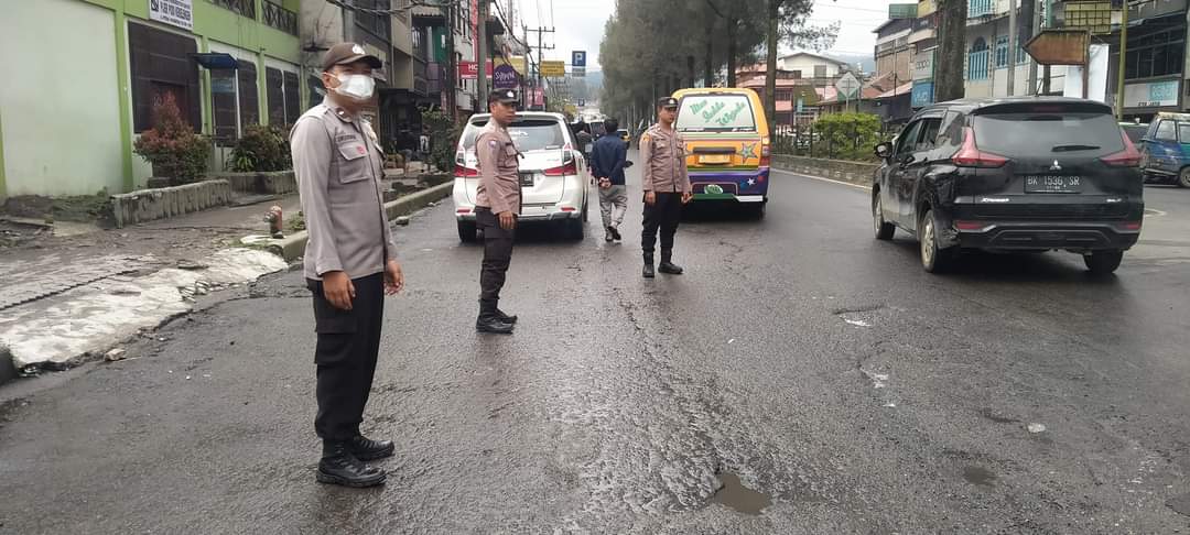 Personil Sabhara Polres Tanah Karo Melaksanakan Pengaturan Arus Lalin Di Berastagi