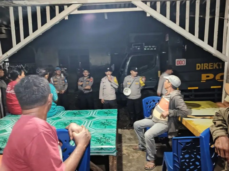 Polsek Tiganderket Bersama Personel BKO Polda Sumut Imbau Warga Tetap Tenang dan Waspada Pascaterjadinya Erupsi Gunung Sinabung