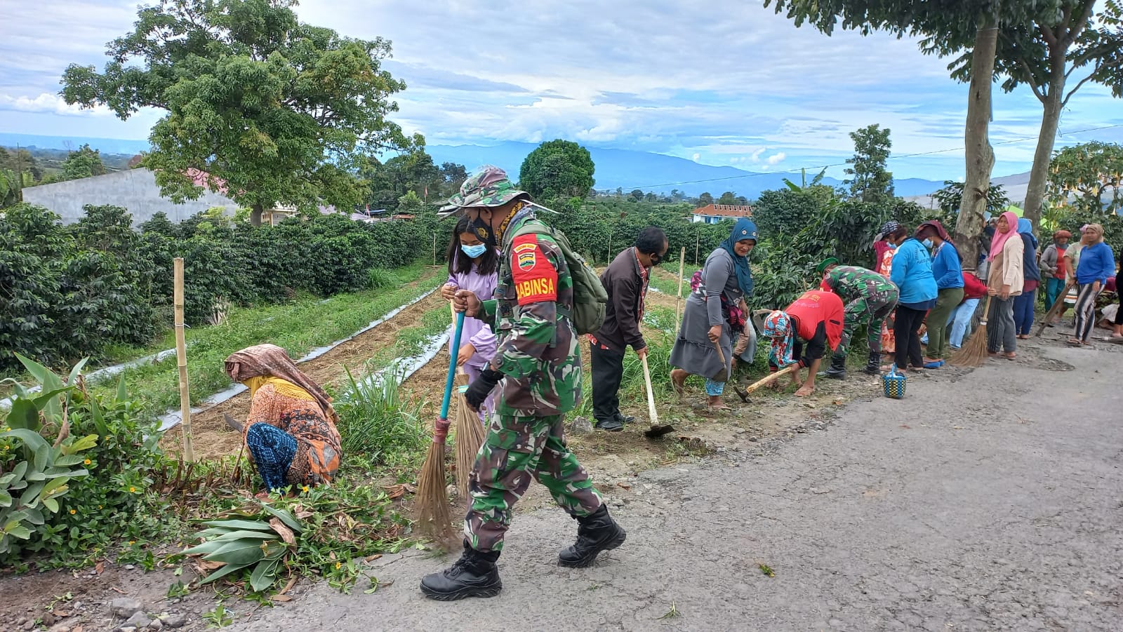 Babinsa Koramil 04/SE Bersinergi Dengan Masyarakat Melaksanakan Gotong Royong Bersihkan Jalan
