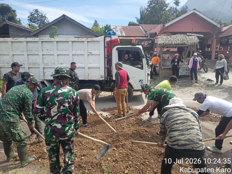 Babinsa Koramil 05/Payung Bersama Warga Gotong Royong Timbun Jalan Berlubang di Desa Perbaji