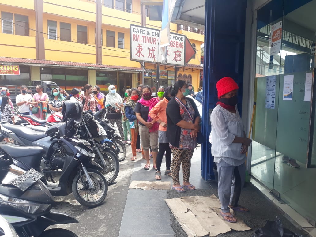 Potret Masyarakat Karo Antri di ATM, Dana PKH Cair: Ada yang Belum Mahir Gunakan Mesin ATM...