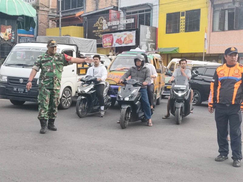 Atur Lalu Lintas Pagi Hari, Babinsa Koramil 03/Berastagi Ciptakan Kenyamanan Pengguna Jalan