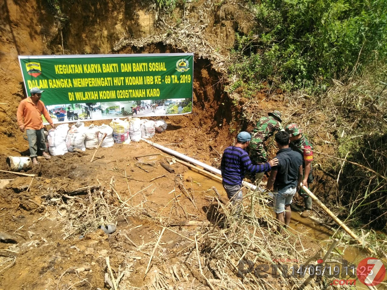 Karya Bakti, Babinsa Bantu Warga Desa Semangat Gunung Pemasangan Pipa Saluran Air Bersih