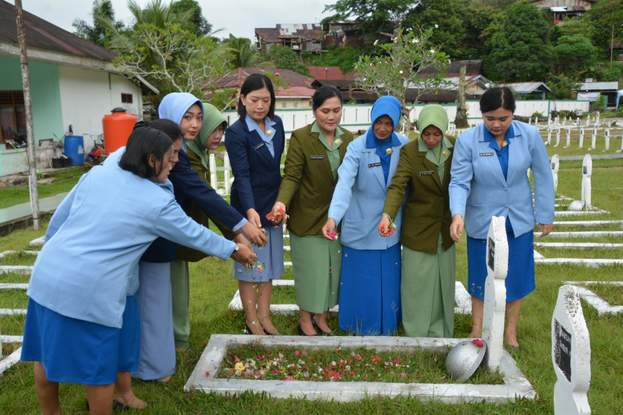 Sambut HUT  Dharma Pertiwi ke-60 Pengurus Dharma Pertiwi Koorcab Sibolga Daerah A laksanakan Ziarah rombongan