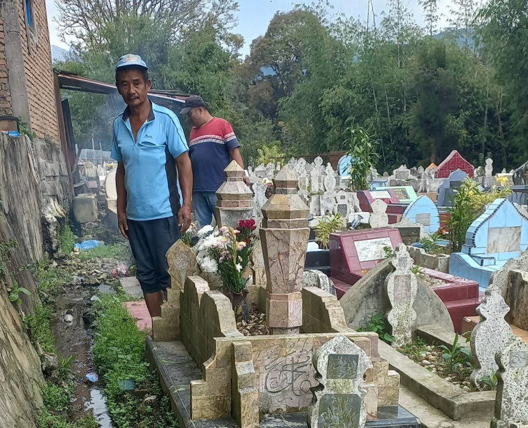 Miris, Perkuburan Muslim Tingkat Lima Berastagi Digenangi Limbah Rumah Tangga Bercampur Kotoran Manusia