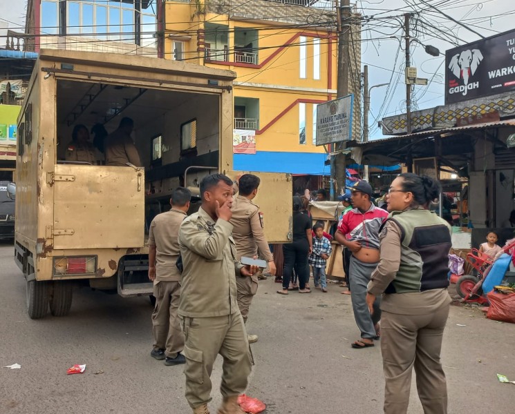 Satpol PP Kabupaten Karo Gencarkan Penertiban PKL di Pasar Berastagi, Masyarakat: Kami Berharap Kerjasama Dengan Semua Pihak Satpol PP Kabupaten Karo Gencarkan Penertiban PKL di Pasar Berastagi, Masyarakat: Kami Berharap Kerjasama Dengan Semua Pihak