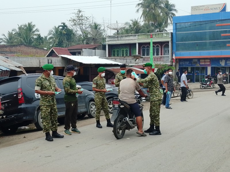 Brigif TP 37/HS Bagikan Masker Kepada Masyarakat Bersama Forkopinca Laubaleng