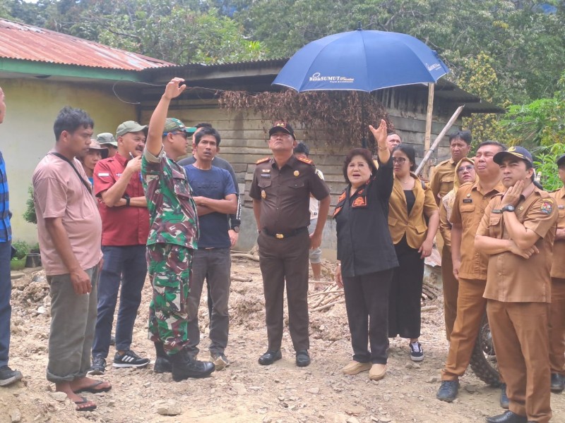 Tinjau Lokasi Longsor, Bupati Karo Cory Sebayang: Kami Akan Melaksanakan Pembangunan Rumah Masyarakat Yang Rusak dan Hancur