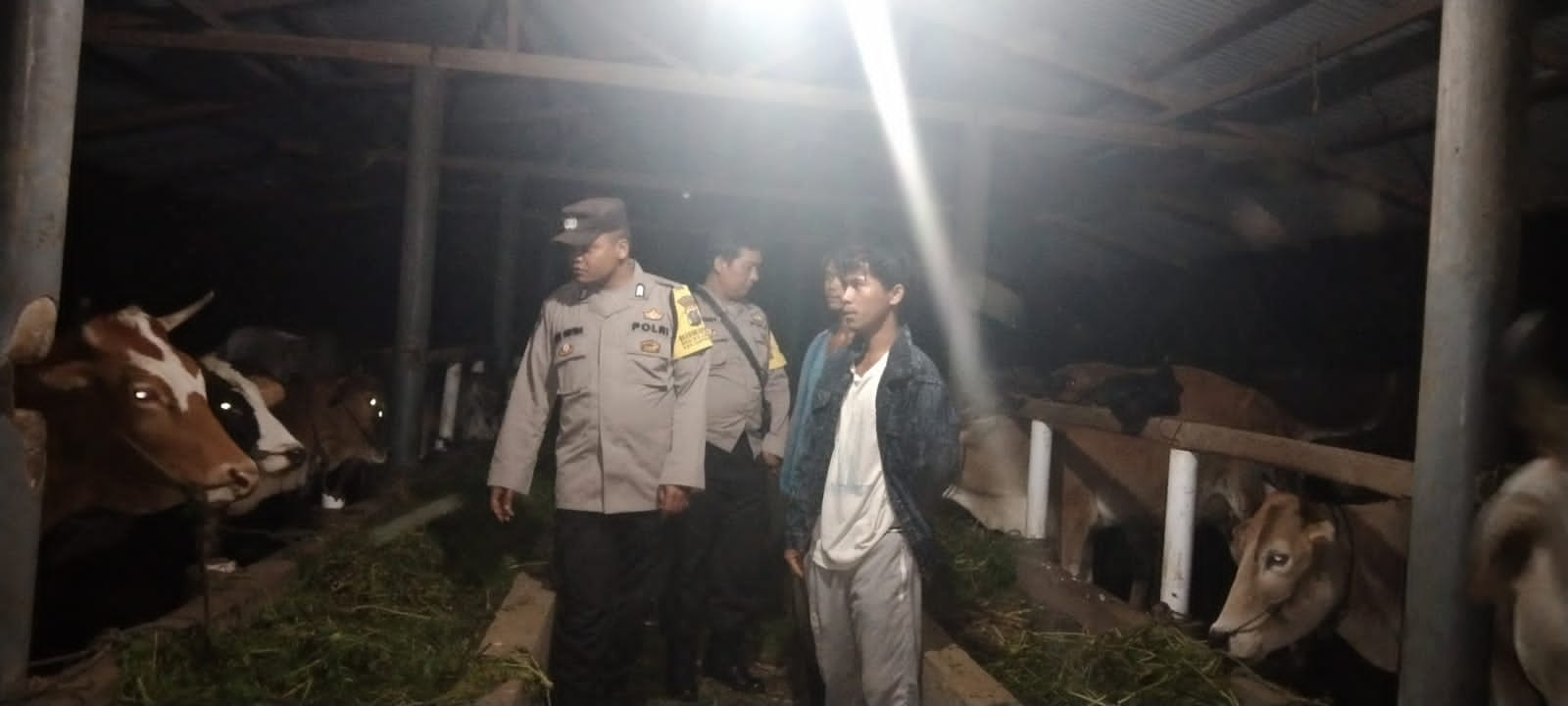 Bhabinkamtibmas Polsek Simpang Empat Menyambangi Masyarakat Desa Sirumbia Dan Beri Himbauan Kamtibmas