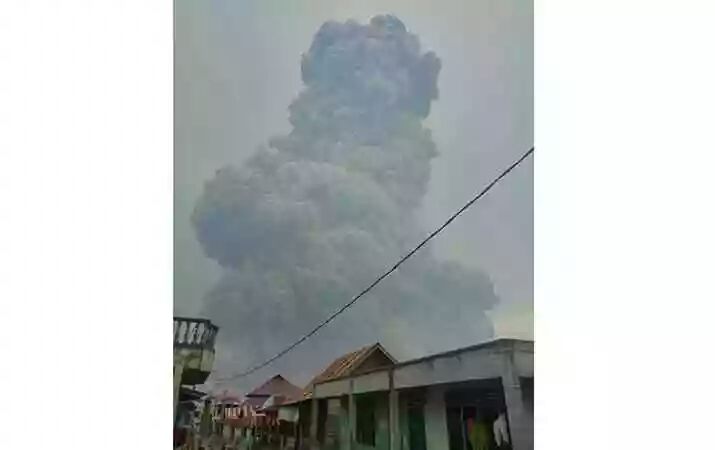 Masyarakat Jauhi Zona Merah, Gunung Sinabung Kembali Erupsi