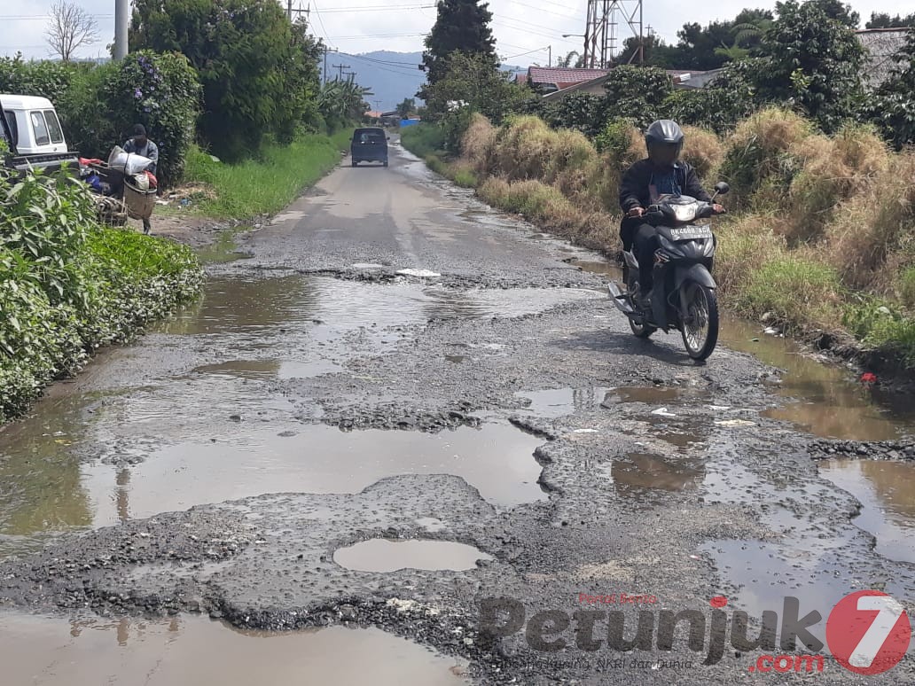 Akses Jalan Alternatif Kecamatan Berastagi -Tiga Panah Rusak Parah dan Berlubang