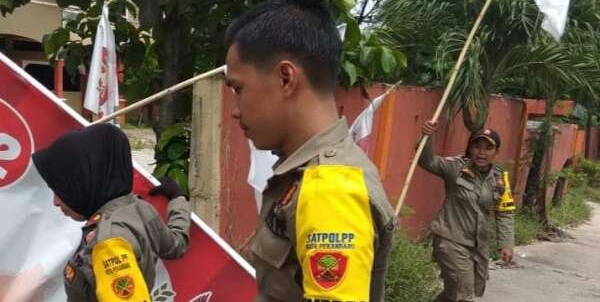 Satpol PP Pekanbaru Tertibkan APK Pemilu di Masa Tenang