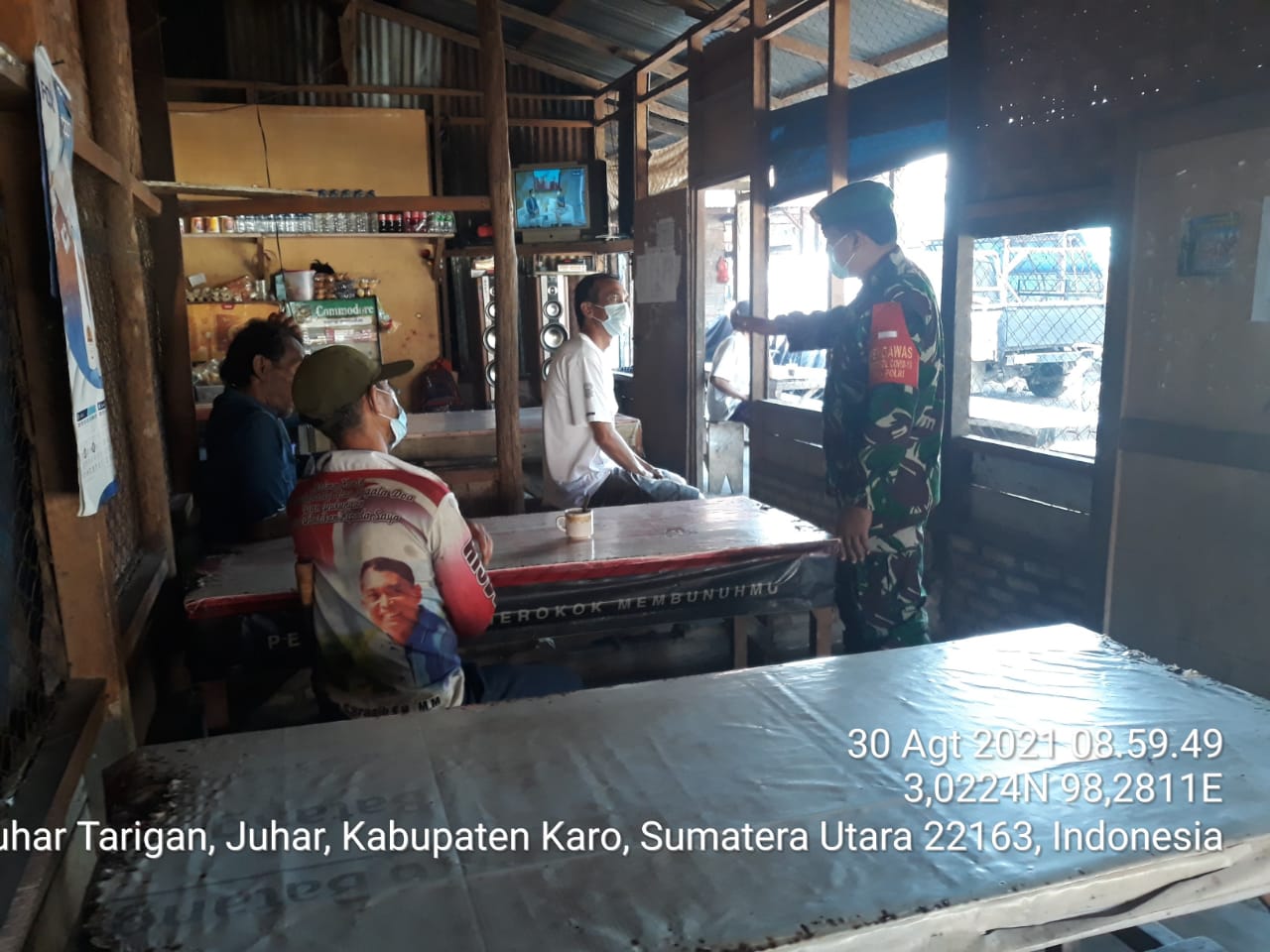 Komsos di Wilayah Binaan, Babinsa 07/JH  Himbau Pengunjung Warung Kedai Kopi Patuhi Prokes
