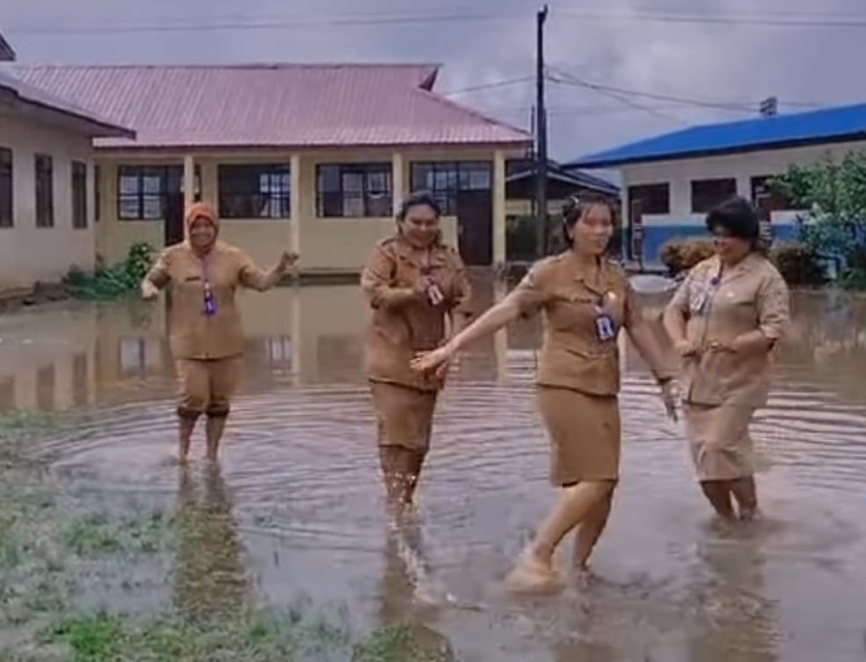 Viral Di Media Sosial, Guru SD Negeri 040517 Tigajumpa Gelar Joget di Halaman Sekolah Saat Dilanda Banjir