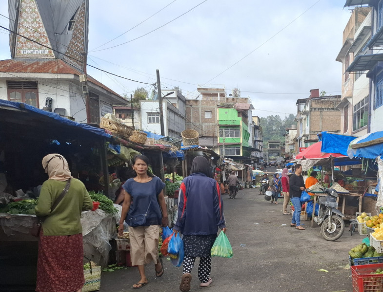 Warga Jalan Perniagaan dan Jalan Pengasilan Meminta Kepada Pemkab Karo Supaya Merelokasi Pedagang ke TPS Warga Jalan Perniagaan dan Jalan Pengasilan Meminta Kepada Pemkab Karo Supaya Merelokasi Pedagang ke TPS