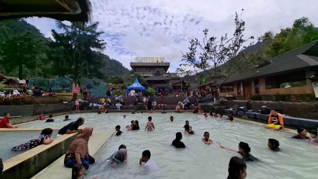 Pengunjung Objek Wisata ke Pemandian Air Panas Kabupaten Karo Naik Hingga 75 %, Warga: Kami Butuh Perbaikan Jalan