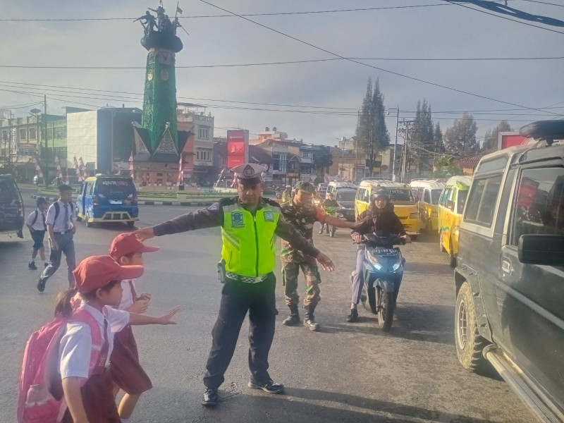 Sinergisitas Babinsa Koramil 03/BT dan Unit Lantas Polsekta Berastagi Bantu Atur Lalu Lintas di Kota Berastagi