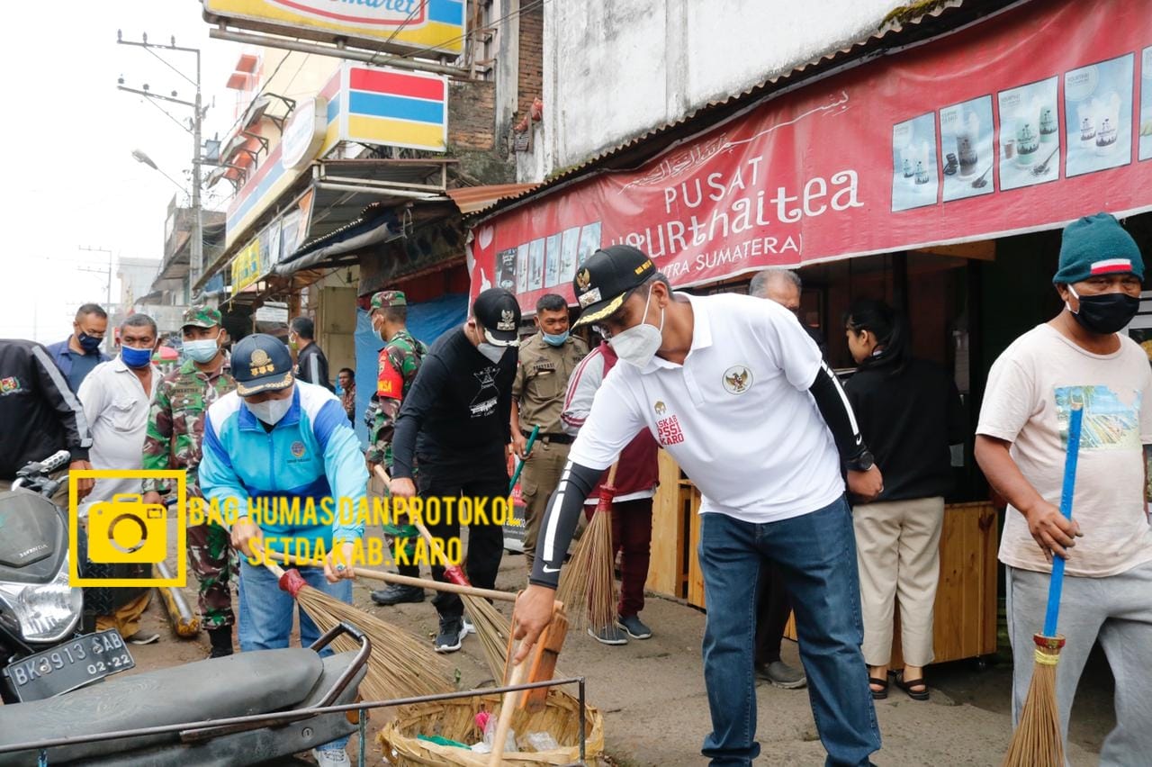 Wakil Bupati Karo Melaksanakan Gotong Royong Jumat Bersih di Seputaran Kota Kabanjahe