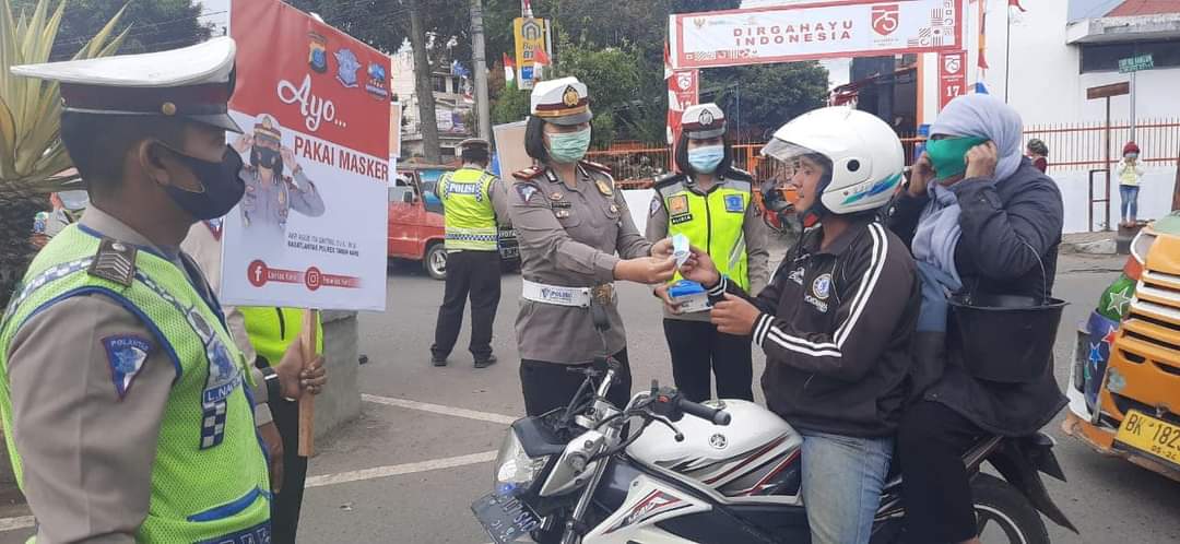 Cegah Covid 19, Satlantas Polres Karo Bagikan Masker ke Pengendara di Jalan Kabanjahe - Berastagi