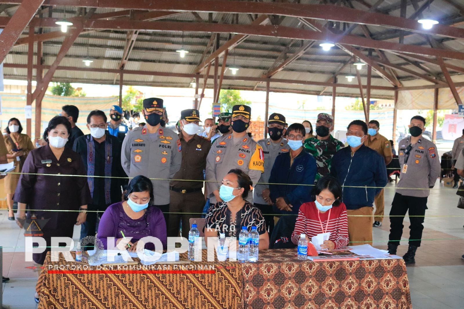 Bupati Karo Cory S Sebayang Tinjau Kegiatan Pilkades Bersama Wakapolda di Desa Batukarang dan Desa L