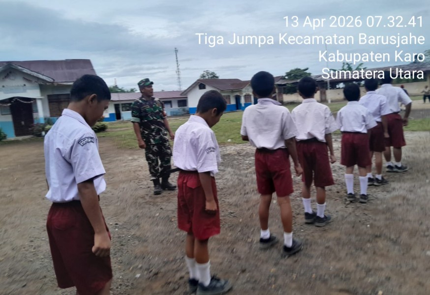 Tingkatkan Disiplin Siswa SD, Babinsa Koramil 01/BJ Ajarkan PBB