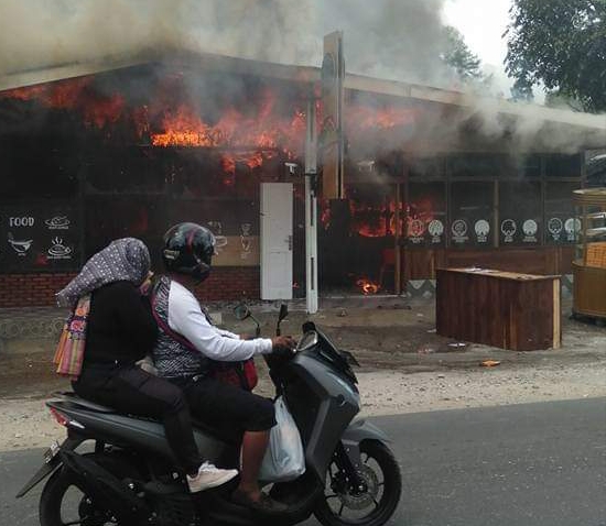 Dua Orang Mengalami Luka Bakar, Rumah Milik Nasir Terbakar di Berastagi