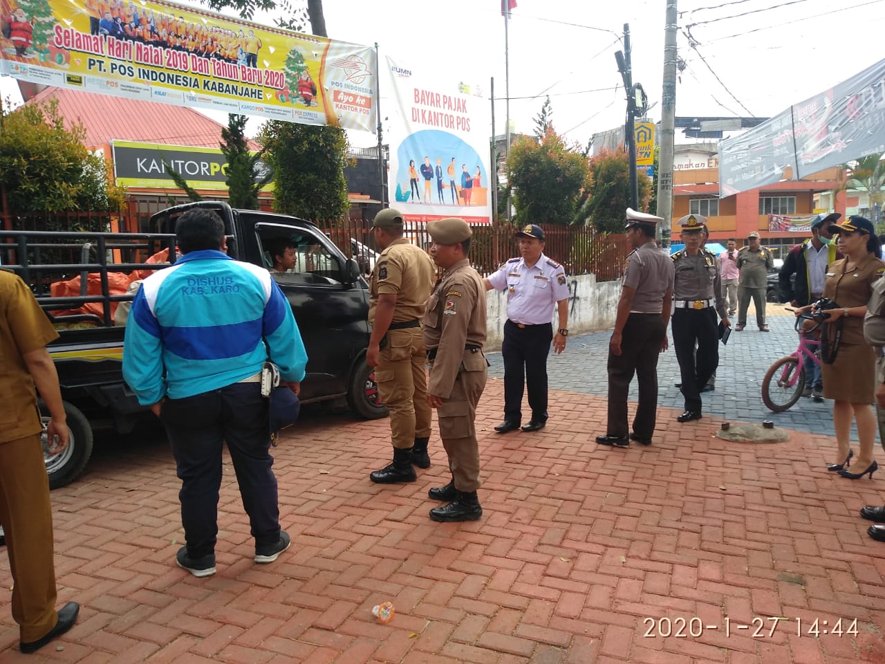 Petugas Gabungan Tertibkan Parkir Liar dan PKL di Kabanjahe, Ketua Pedagang: Jangan Cuma Sebentar