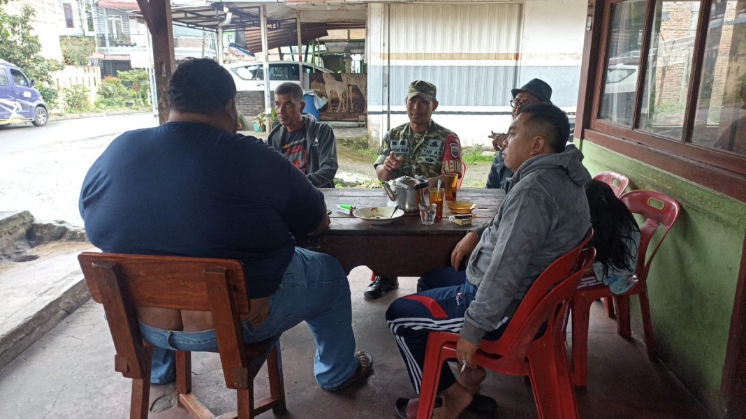 Mewujudkan Keakraban, Babinsa Koramil 03/Berastagi Melaksanakan Komsos Dengan Warga Binaan