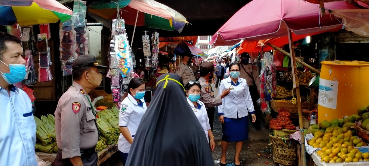 Petugas Medis Sosialisasi Tentang Virus Corona di Pusat Pasar Berastagi ke Pengunjung dan Pedagang
