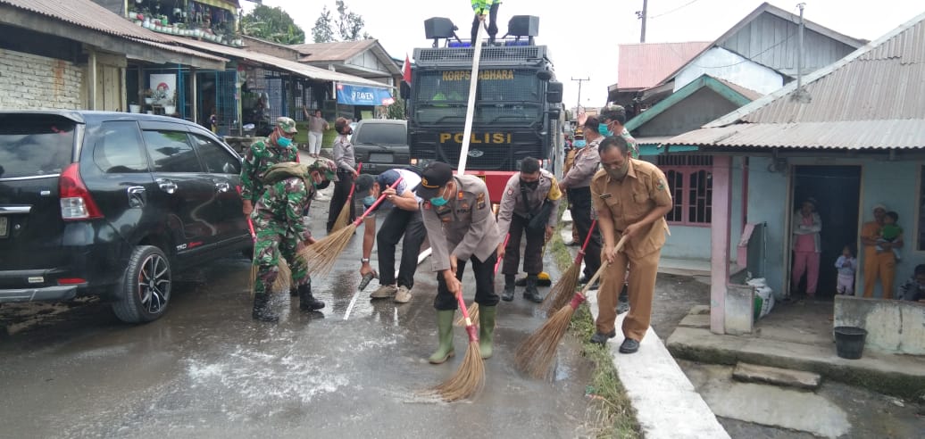 TNI Polri Siram Desa Yang Terpapar Abu Vulkanik Sinabung Di Kec Namanteran 