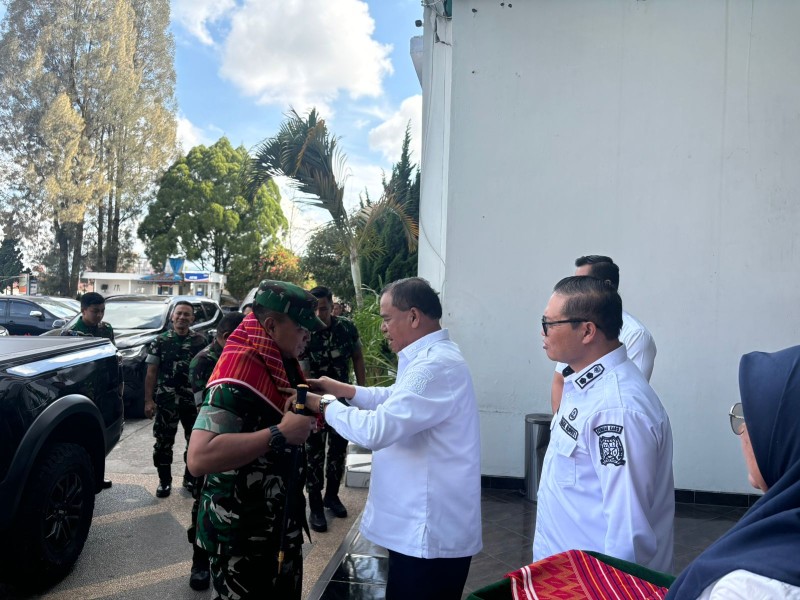 Bupati Karo Brigjen Pol [ Purn ] Dr.dr Antonius Ginting Sp.OG M.Kes Bersama Forkopimda Sambut kedatangan Pangdam I/BB