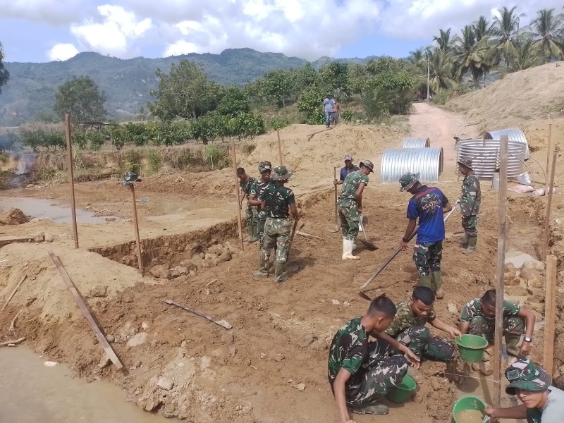 Kodim 0205/TK Ajak Warga Bersihkan Lokasi Pembangunan Jembatan Aramko di Desa Lau Garut