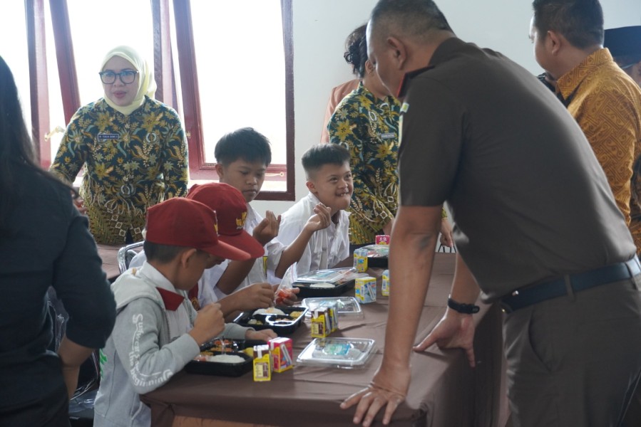 Kejari Karo Salurkan Program MBG ke Sekolah Luar Biasa Negeri Berastagi Dan Pertama di Sumatera Utara