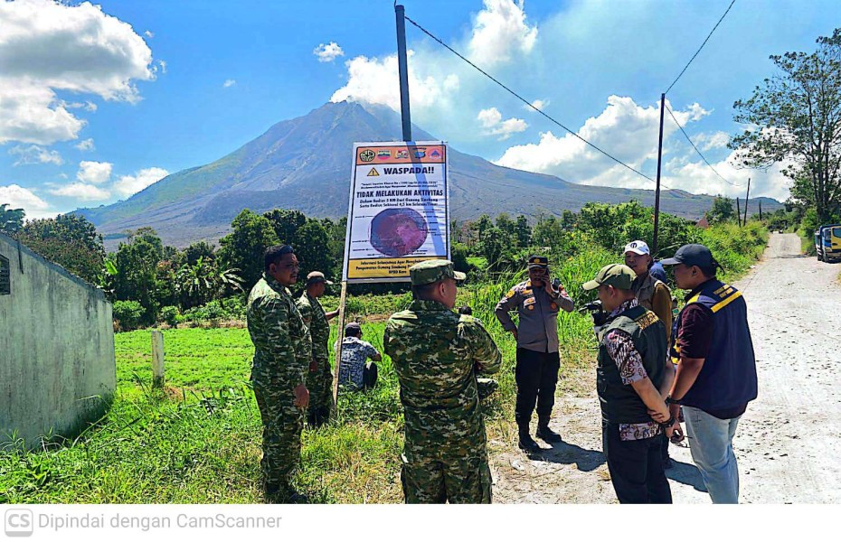 Dansatgas Gunung Sinabung, Letkol Inf Robert Panjaitan Pantau Situasi Dan Pasang Plank Larangan Masuk Ke Zona Merah