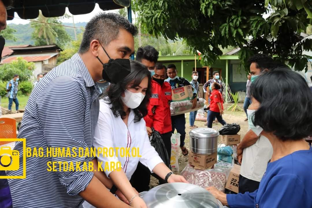 Peduli Akan Warganya Wakil Bupati Karo serahkan bantuan bagi korban bencana kebakaran