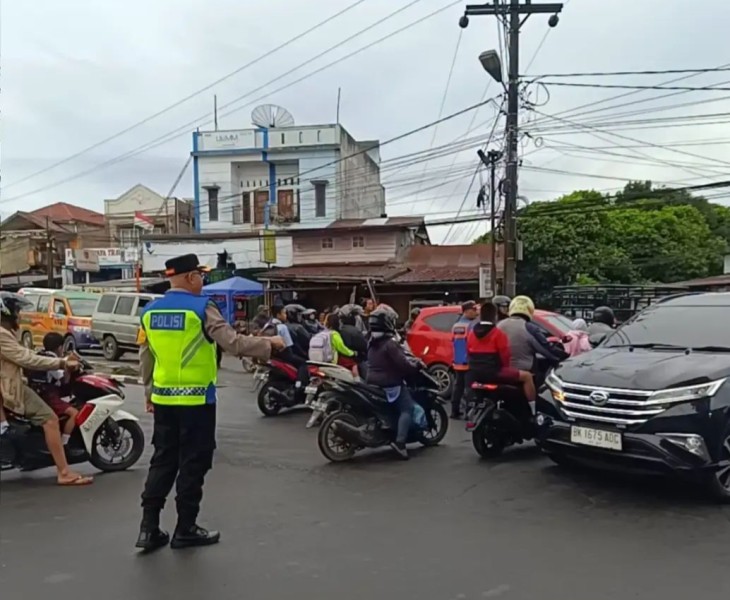 Wujudkan Polri Hadir Di Tengah Masyarakat, Kapolres Karo AKBP Pebriandi Haloho Turun Kejalan Gatur Lalu Lintas