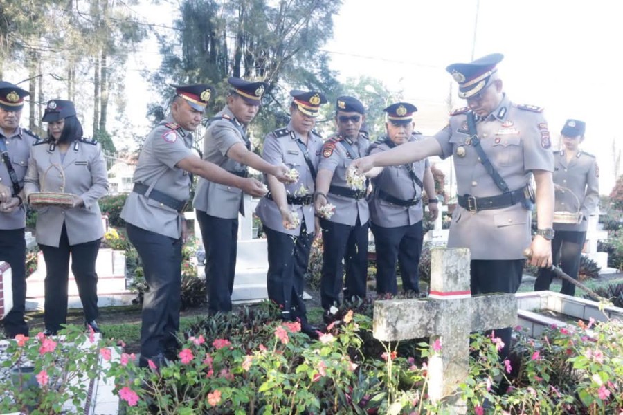 Sambut HUT BHAYANGKARA ke-80, Polres Karo Ziarah Bersama Ke Makam Pahlawan Kabanjahe
