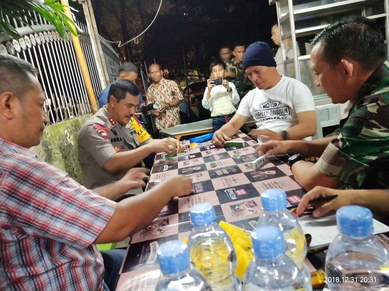 Malam Tahun Baru, Kapolda dan Pangdam 1/BB Tanding Domino dengan Jurnalis