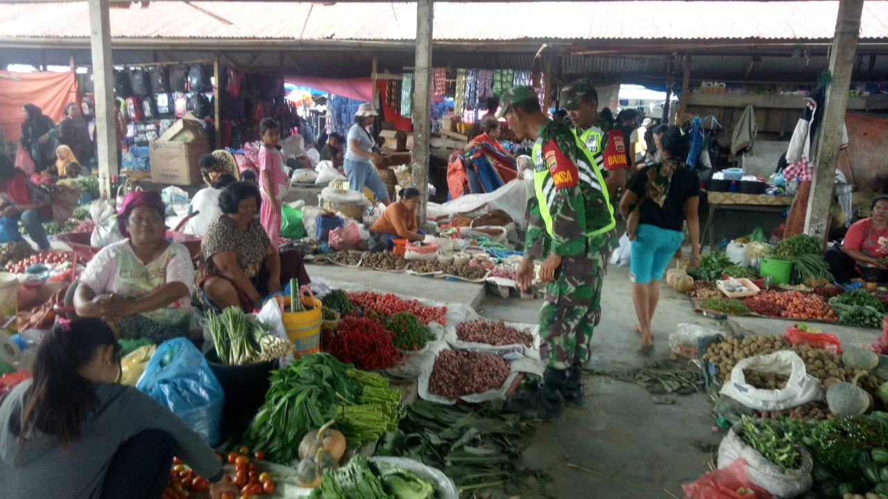 Cegah Lonjakan Harga, Babinsa Koramil 05/Payung Cek Harga Sembako di Pasar Desa Tiganderket
