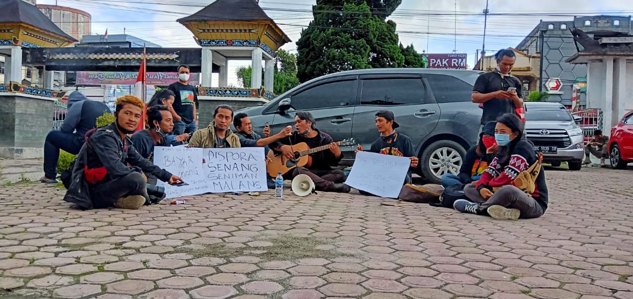 Seniman dan Crew Film Jandi La Surong Minta Pertanggungjawaban Kinerja Kadispora, Kembali Demo
