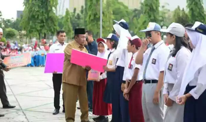 Hardiknas 2018, Plt Gubri Serahkan Penghargaan kepada 7 Siswa Prestasi